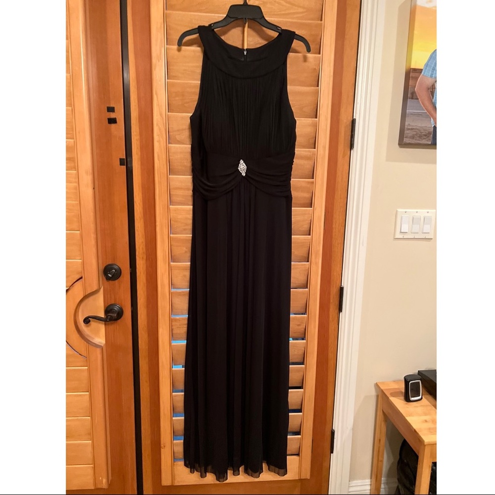 Black Formal Dress with Crystal Embellishment sz16